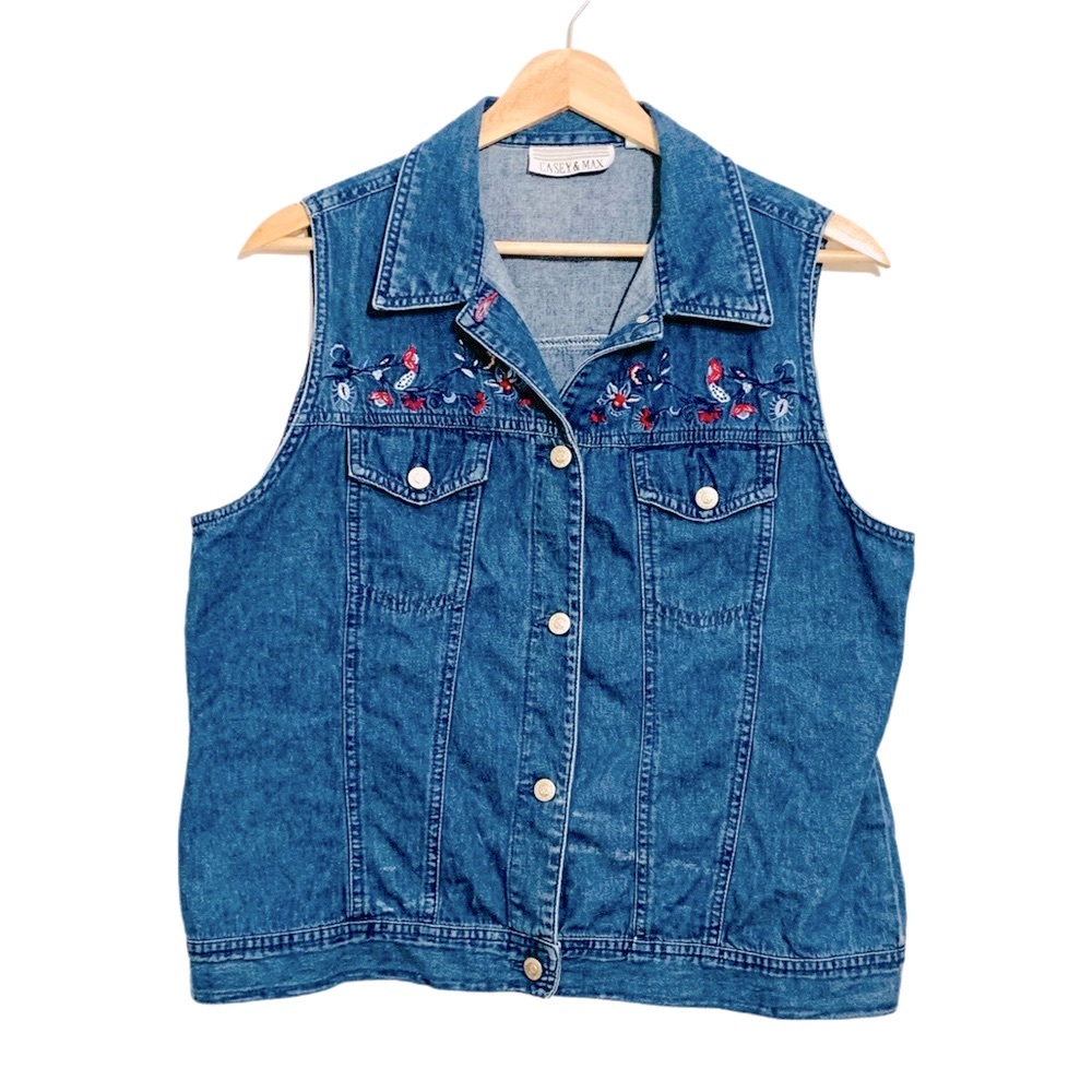 Vintage Coastal Cowgirl Embroidered Chambray Button UpTop Sleeveless Medium